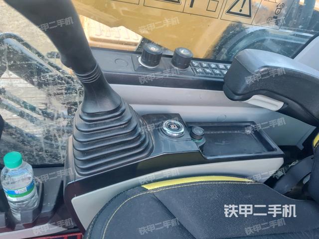 座椅右側(cè)控制臺(tái)/鑰匙門/油門/含右手柄（駕駛室部分）