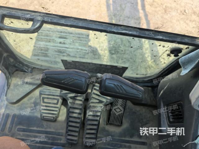 行走控制手柄和踏板?俯拍（駕駛室部分）