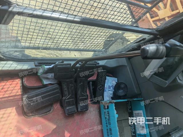 行走控制手柄和踏板?俯拍（駕駛室部分）