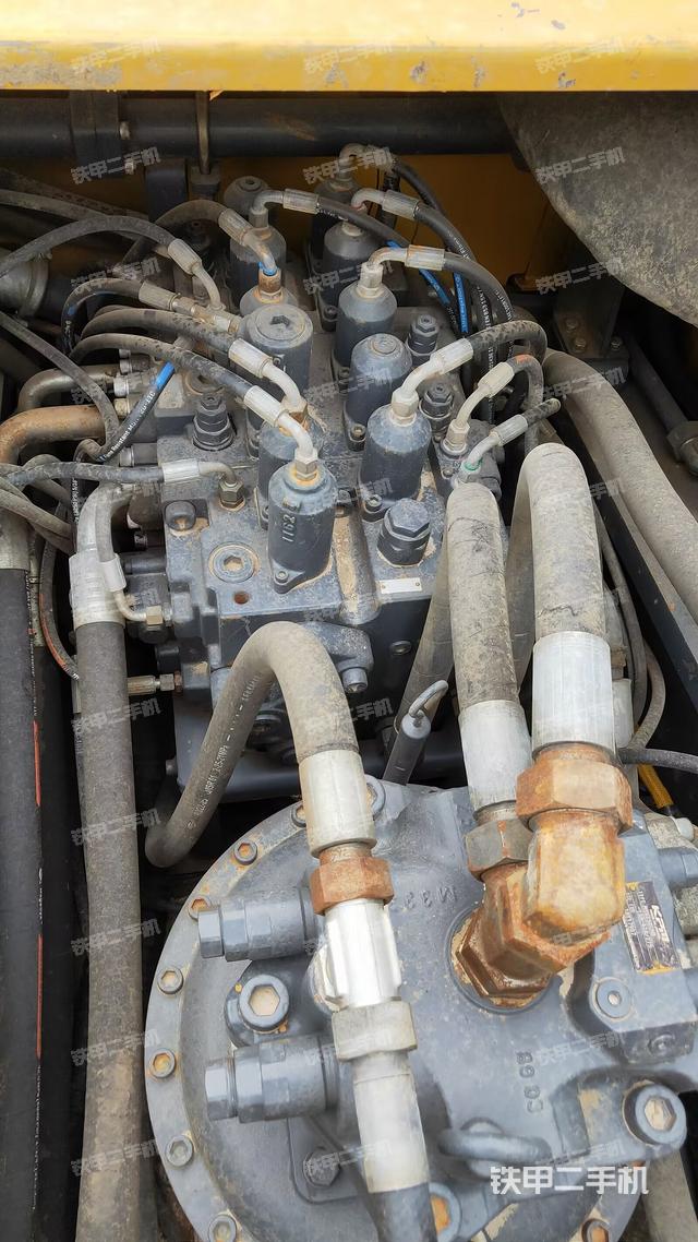 回转马达和主控阀（整机外观）