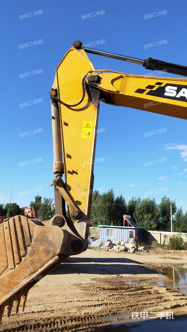 驾驶室顶部（整机外观）