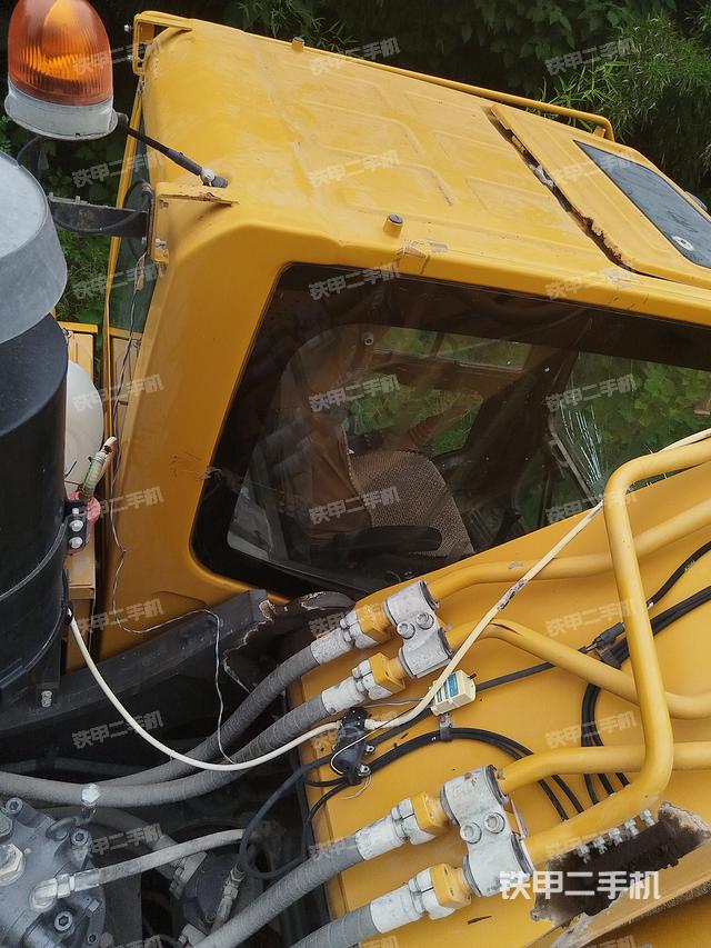 驾驶室顶部(整机外观) 驾驶室顶部(整机外观)