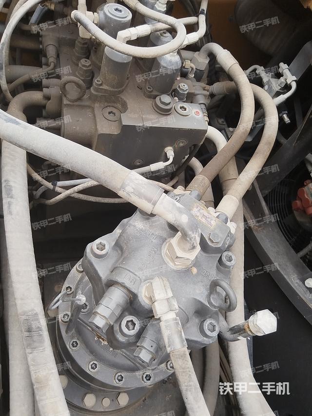 回转马达和主控阀(整机外观) 回转马达和主控阀(整机外观)