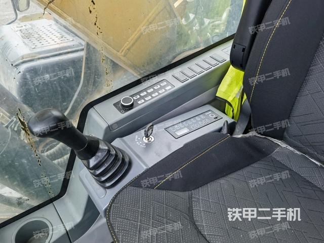 座椅右侧控制台/钥匙门/油门/含右手柄（驾驶室部分）