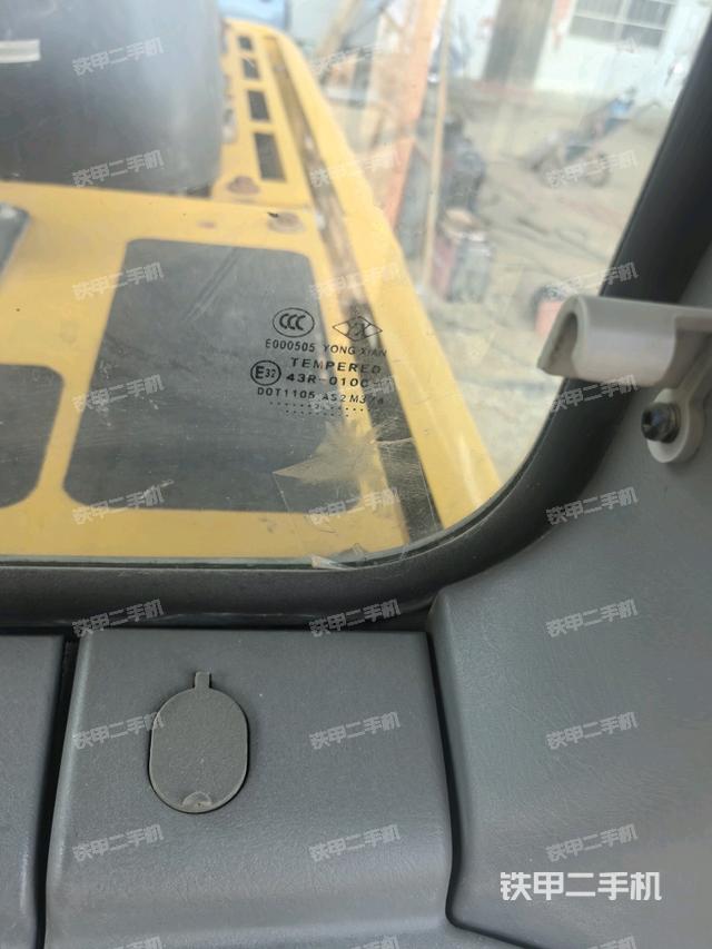 后窗玻璃角標（駕駛室部分）