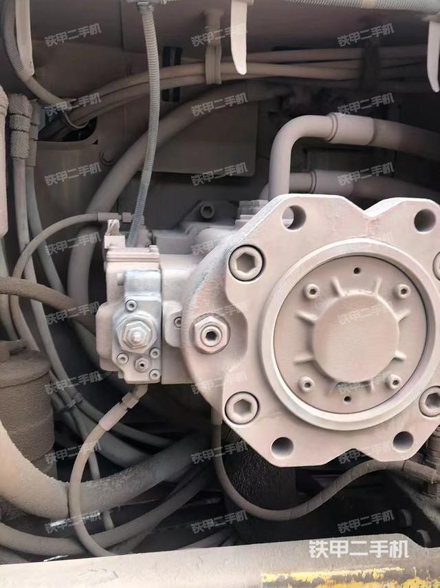 液压泵舱室正面整体（整机外观）