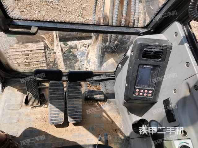 行走控制手柄和踏板?俯拍(駕駛室部分) 行走控制手柄和踏板?俯拍(駕駛室部分)