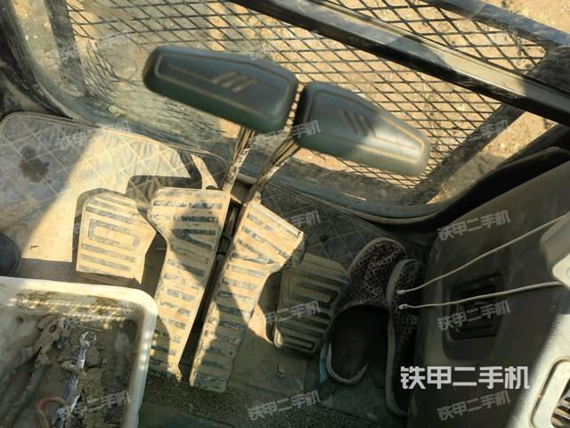 行走控制手柄和踏板?俯拍（駕駛室部分）