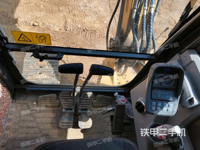 行走控制手柄和踏板?俯拍（駕駛室部分）