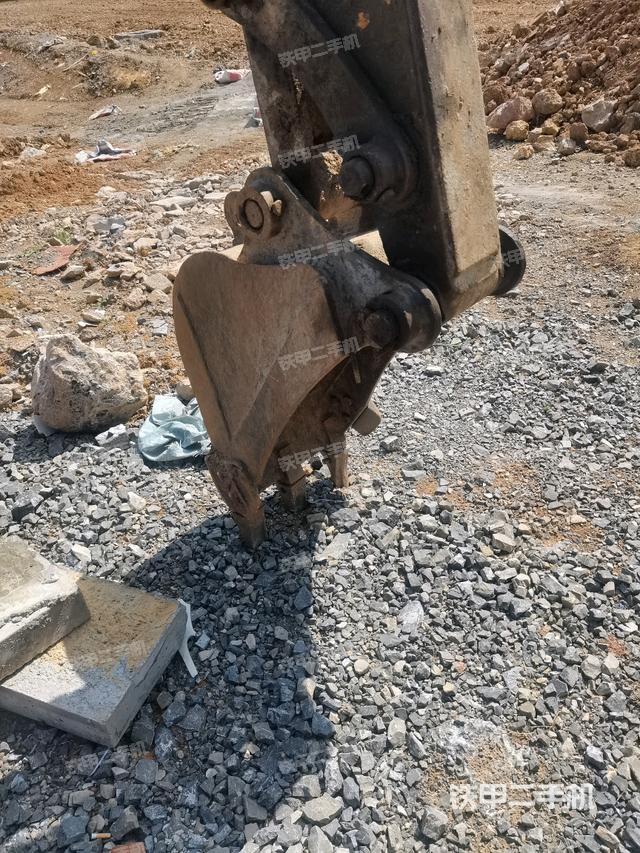 鏟斗右后整體(工作和回轉(zhuǎn)裝置) 鏟斗右后整體(工作和回轉(zhuǎn)裝置)