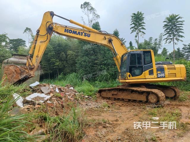 小松PC220-8M0挖掘机