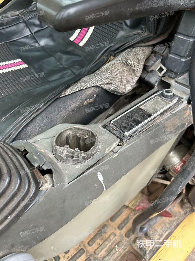 行走控制手柄和踏板?俯拍（駕駛室部分）