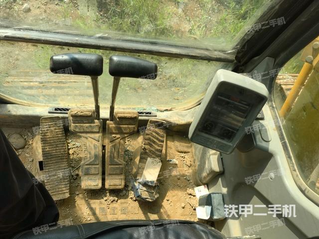 行走控制手柄和踏板?俯拍（駕駛室部分）