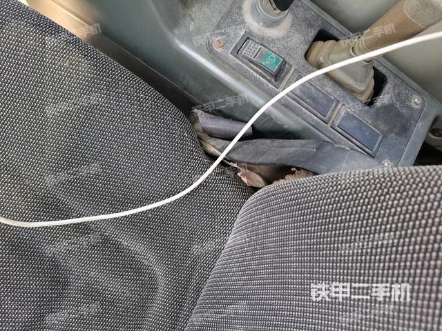 座椅右側(cè)控制臺(tái)/鑰匙門(mén)/油門(mén)/含右手柄(駕駛室部分) 座椅右側(cè)控制臺(tái)/鑰匙門(mén)/油門(mén)/含右手柄(駕駛室部分)