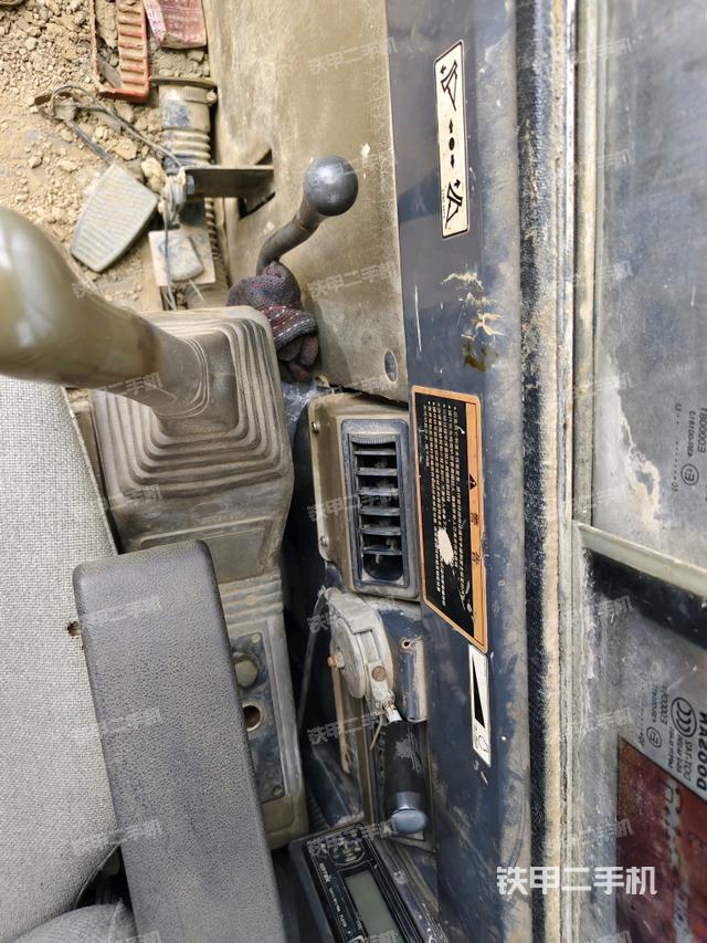 座椅右側(cè)控制臺/鑰匙門/油門/含右手柄（駕駛室部分）