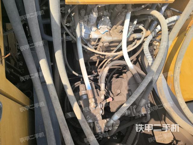 回轉(zhuǎn)馬達(dá)和主控閥（整機(jī)外觀）