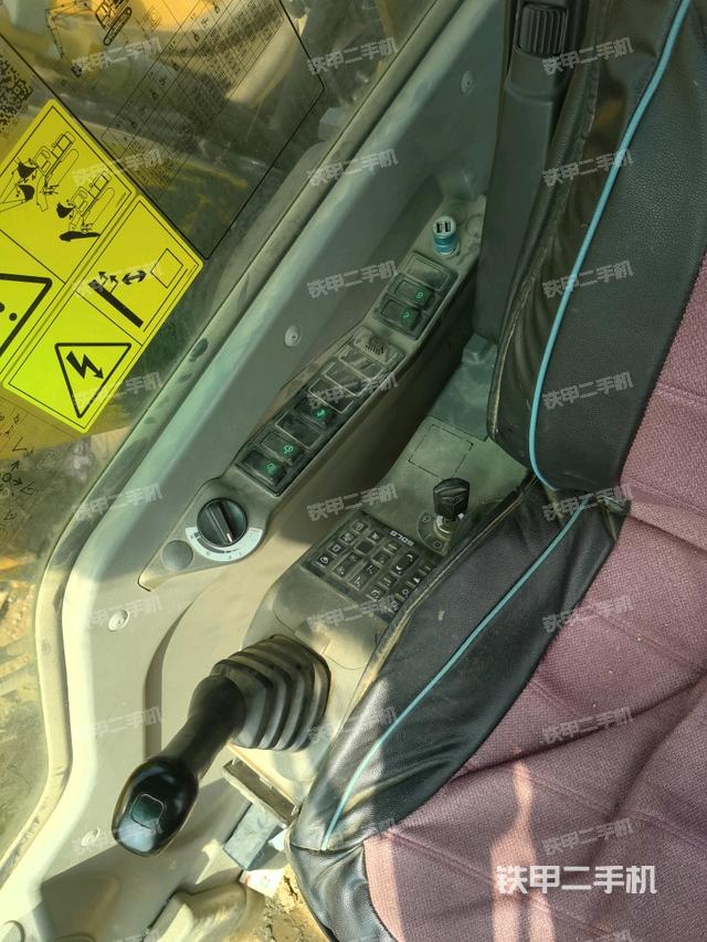 座椅右側(cè)控制臺(tái)/鑰匙門/油門/含右手柄（駕駛室部分）