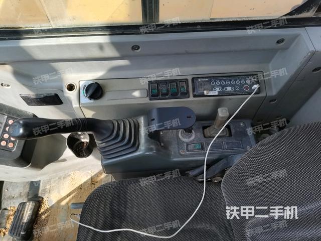 座椅左側(cè)控制臺(tái)/音響/含左手柄(駕駛室部分) 座椅左側(cè)控制臺(tái)/音響/含左手柄(駕駛室部分)