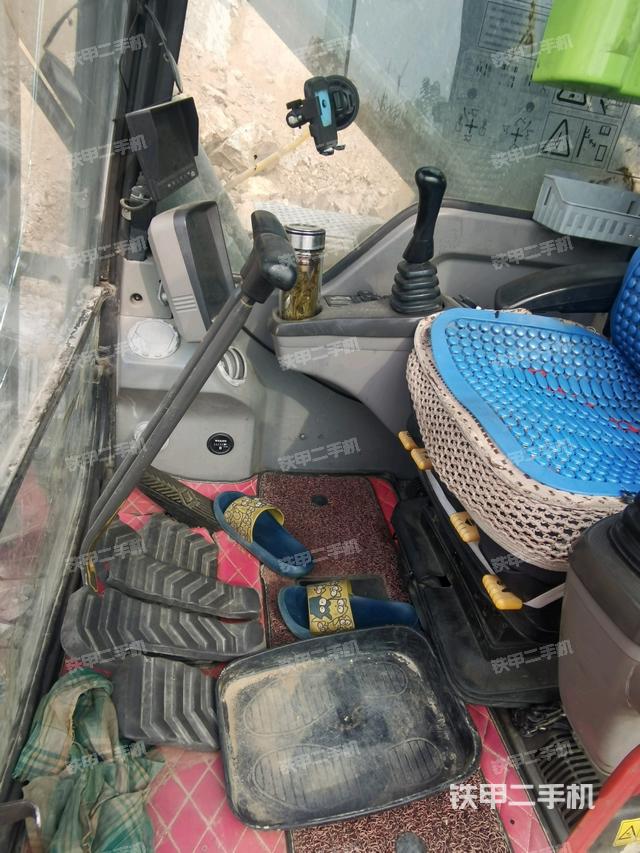 行走控制手柄和踏板?俯拍（駕駛室部分）