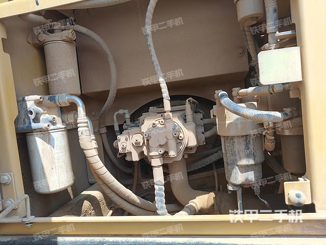 液壓泵艙室正面整體（整機(jī)外觀）