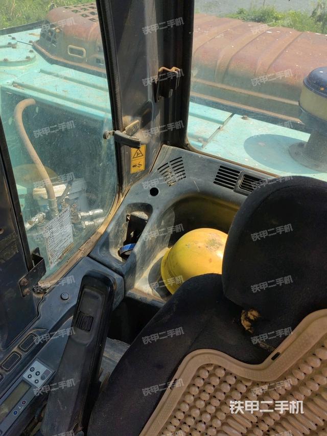 行走控制手柄和踏板?俯拍（駕駛室部分）