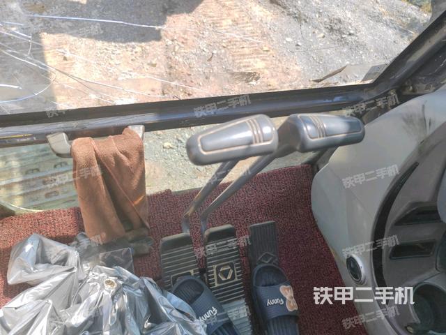 行走控制手柄和踏板 俯拍（驾驶室部分）