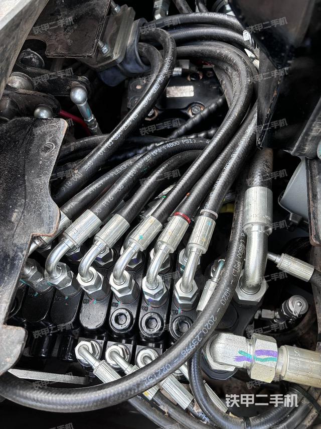 回转马达和主控阀（整机外观）