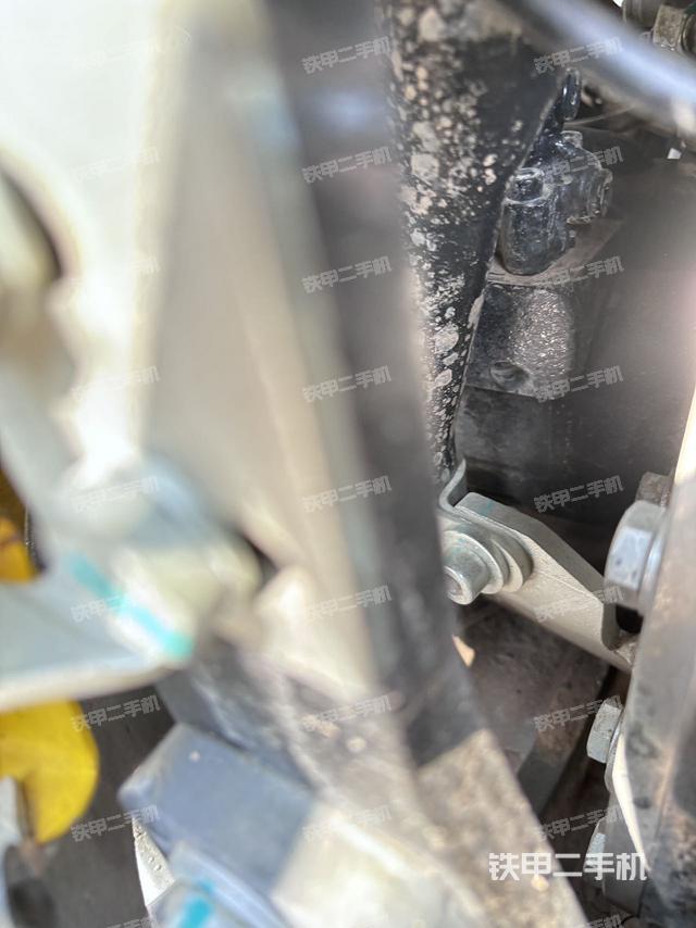 液压泵舱室正面整体（整机外观）