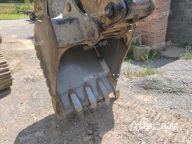 大臂油缸整体 竖拍（工作和回转装置）