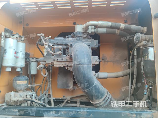 液壓泵艙室正面整體（整機外觀）