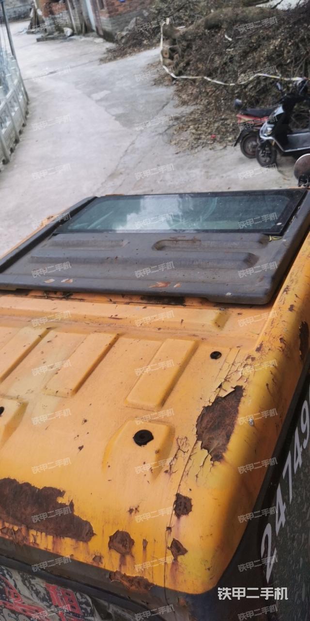 驾驶室顶部（整机外观）