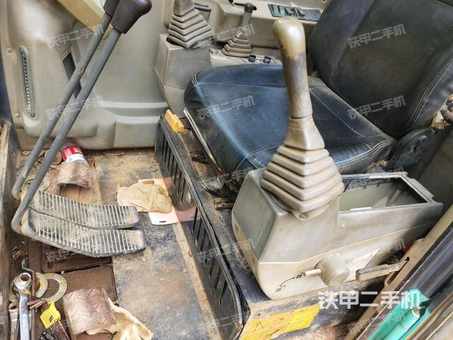 后窗玻璃角标（驾驶室部分）