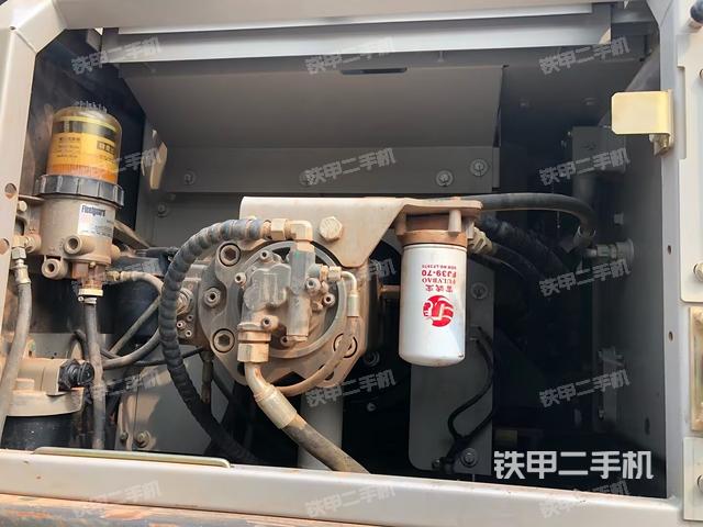 液压泵舱室正面整体(整机外观) 液压泵舱室正面整体(整机外观)