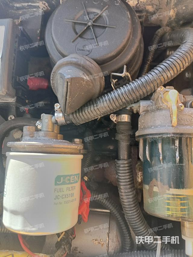 液压泵舱室正面整体（整机外观）