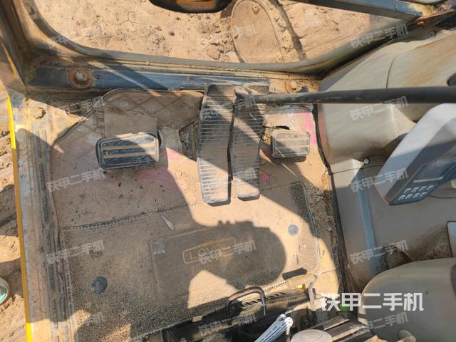 行走控制手柄和踏板?俯拍(駕駛室部分) 行走控制手柄和踏板?俯拍(駕駛室部分)