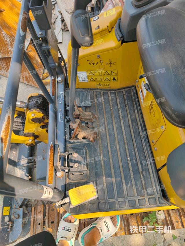 行走控制手柄和踏板?俯拍（駕駛室部分）