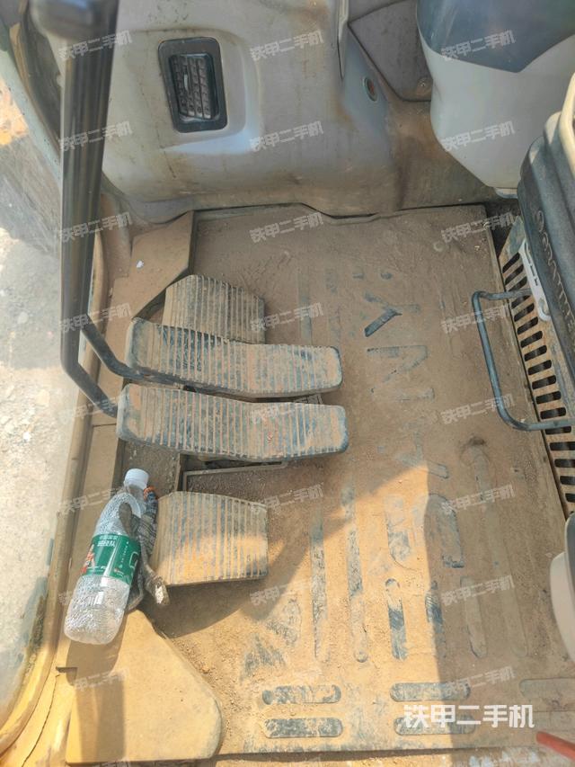 行走控制手柄和踏板?俯拍(駕駛室部分) 行走控制手柄和踏板?俯拍(駕駛室部分)