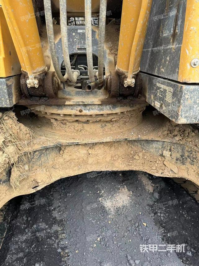 转盘和下车架正前(工作和回转装置) 转盘和下车架正前(工作和回转装置)