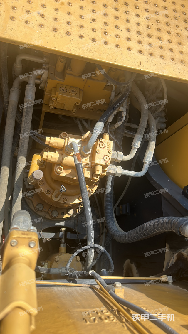 回转马达和主控阀（整机外观）