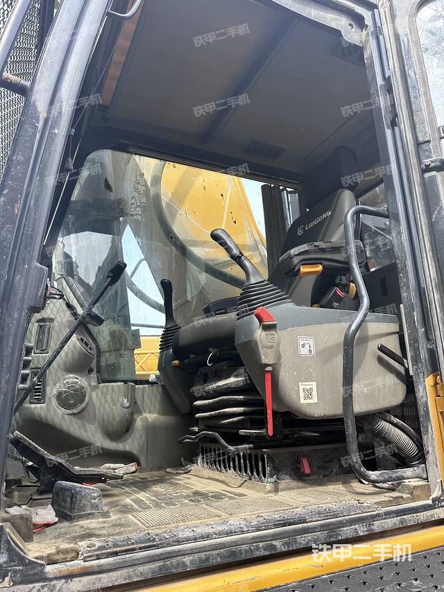 驾驶室顶部（整机外观）