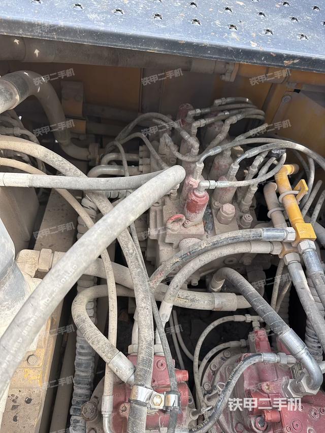 回转马达和主控阀（整机外观）