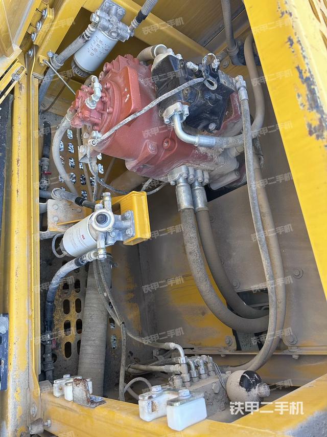 液压泵舱室正面整体（整机外观）