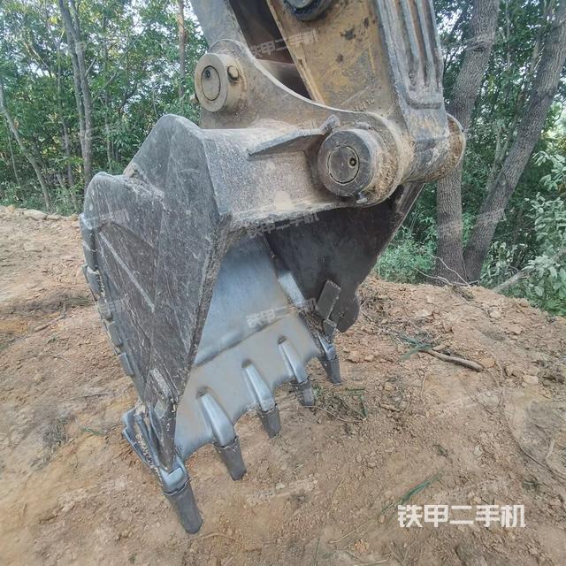 鏟斗右后整體(工作和回轉(zhuǎn)裝置) 鏟斗右后整體(工作和回轉(zhuǎn)裝置)