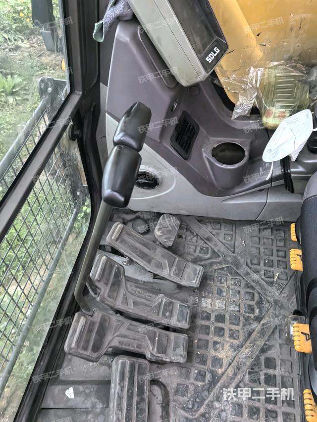 座椅左侧控制台/音响/含左手柄(驾驶室部分) 座椅左侧控制台/音响/含左手柄(驾驶室部分)