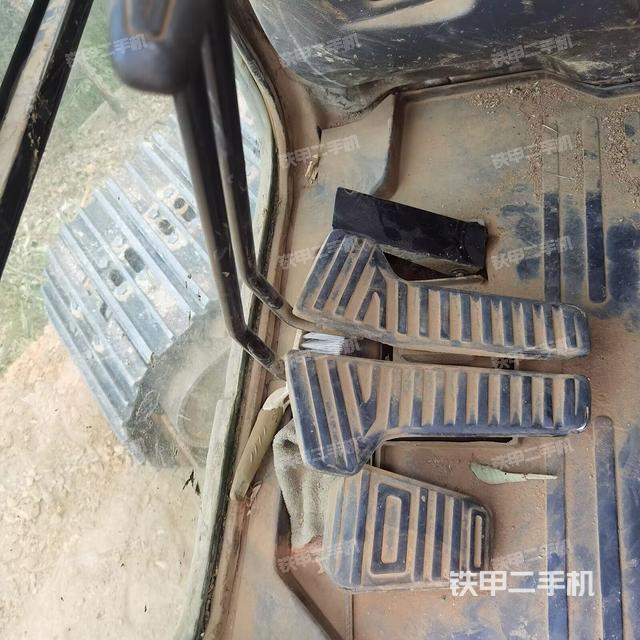 行走控制手柄和踏板?俯拍(駕駛室部分) 行走控制手柄和踏板?俯拍(駕駛室部分)