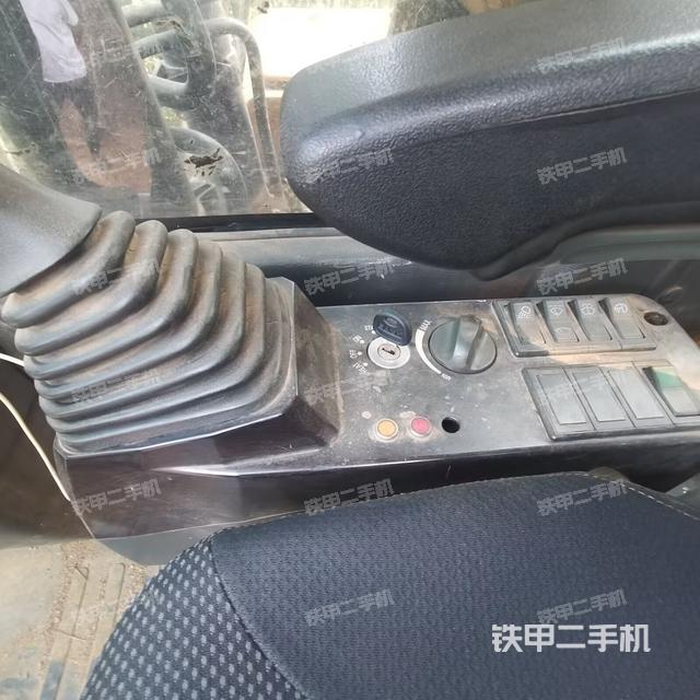 座椅右側(cè)控制臺(tái)/鑰匙門/油門/含右手柄(駕駛室部分) 座椅右側(cè)控制臺(tái)/鑰匙門/油門/含右手柄(駕駛室部分)