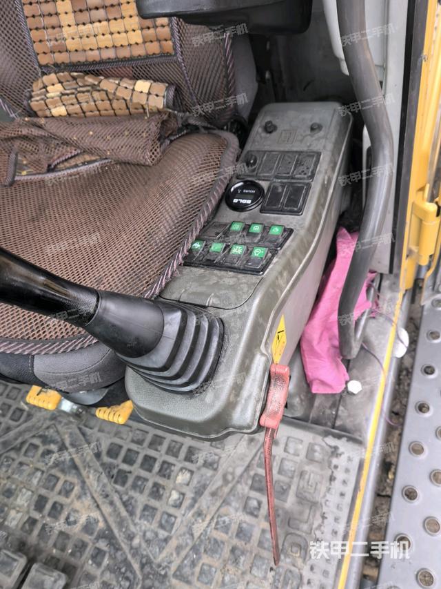 行走控制手柄和踏板 俯拍(驾驶室部分) 行走控制手柄和踏板 俯拍(驾驶室部分)