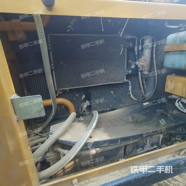 散熱器正面(大件艙室) 散熱器正面(大件艙室)