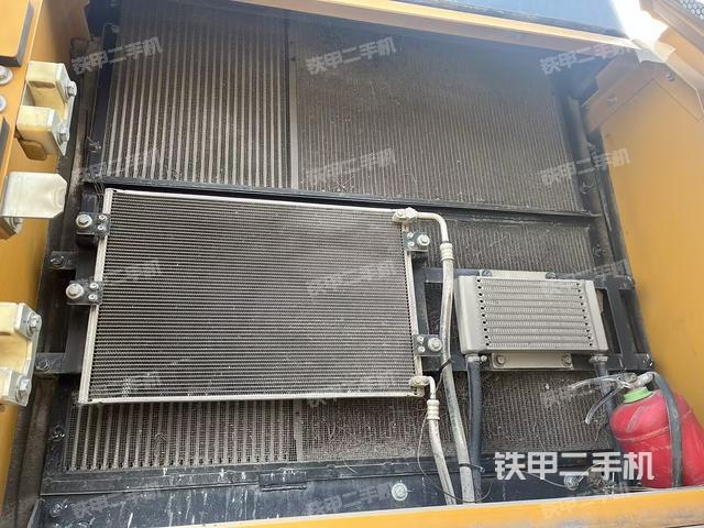 散熱器正面(大件艙室) 散熱器正面(大件艙室)