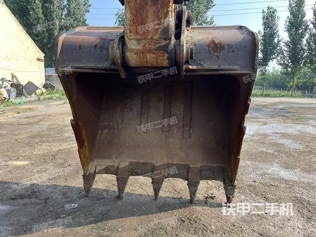 鏟斗右后整體(工作和回轉(zhuǎn)裝置) 鏟斗右后整體(工作和回轉(zhuǎn)裝置)